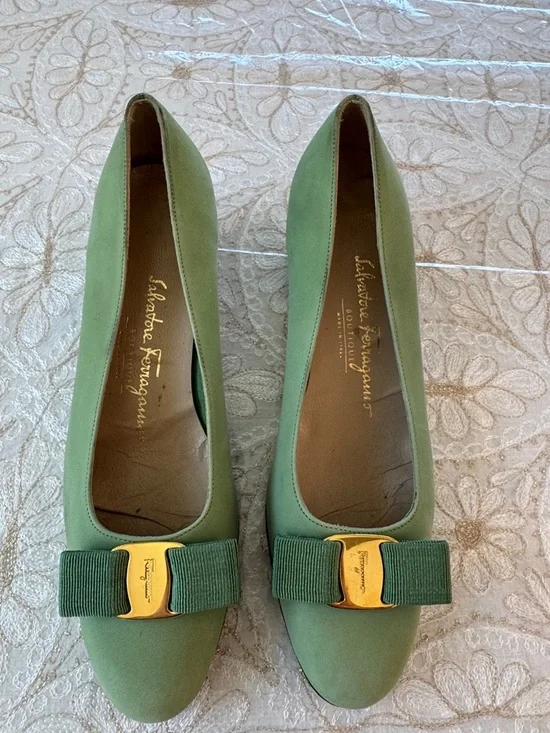 Salvatore Ferragamo Green Suede Vara Bow Pumps with Gold Accent - Picture 1 of 11